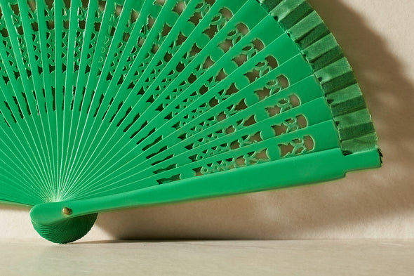 Handfächer Mila in der Farbe Grün im Angebot bei Hitzewelle dem Online Fächerstore