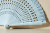 Handfächer Mila in der Farbe Hellblau im Angebot bei Hitzewelle dem Online Fächerstore