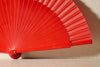 Handfächer Carlotta in der Farbe Rot im Angebot bei Hitzewelle dem Online Fächerstore