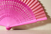 Handfächer Tina in der Farbe Pink im Angebot bei Hitzewelle dem Online Fächerstore
