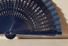 Handfächer Mara in der Farbe Marine im Angebot bei Hitzewelle dem Online Fächerstore