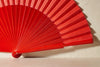 Handfächer Flor in der Farbe Rot im Angebot bei Hitzewelle dem Online Fächerstore