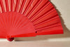 Handfächer Amira in der Farbe Rot im Angebot bei Hitzewelle dem Online Fächerstore