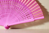 Handfächer Tina in der Farbe Pink im Angebot bei Hitzewelle dem Online Fächerstore