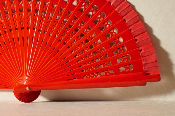 Handfächer Mila in der Farbe Rot im Angebot bei Hitzewelle dem Online Fächerstore