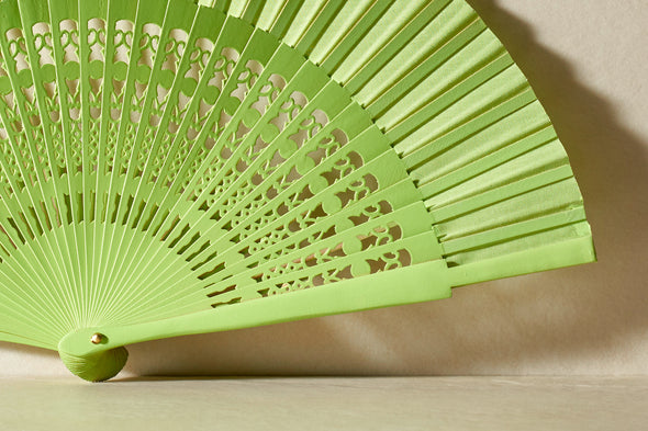 Handfächer Tina in der Farbe Hellgrün im Angebot bei Hitzewelle dem Online Fächerstore