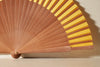Handfächer Marietta in der Farbe Gelb im Angebot bei Hitzewelle dem Online Fächerstore