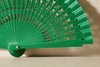 Handfächer Mara in der Farbe Grün im Angebot bei Hitzewelle dem Online Fächerstore