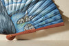 Handfächer Jana in der Farbe Blau im Angebot bei Hitzewelle dem Online Fächerstore