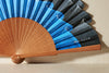 Handfächer Sofia in der Farbe Blau im Angebot bei Hitzewelle dem Online Fächerstore