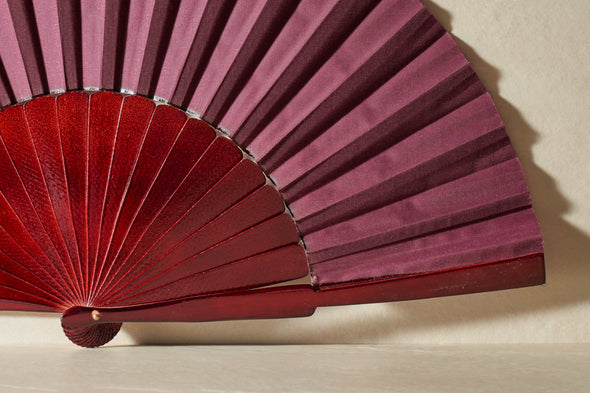 Handfächer Amira in der Farbe Bordeaux im Angebot bei Hitzewelle dem Online Fächerstore