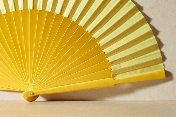 Handfächer Flor in der Farbe Gelb im Angebot bei Hitzewelle dem Online Fächerstore