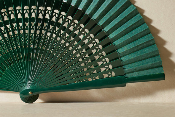 Handfächer Tina in der Farbe Dunkelgrün im Angebot bei Hitzewelle dem Online Fächerstore