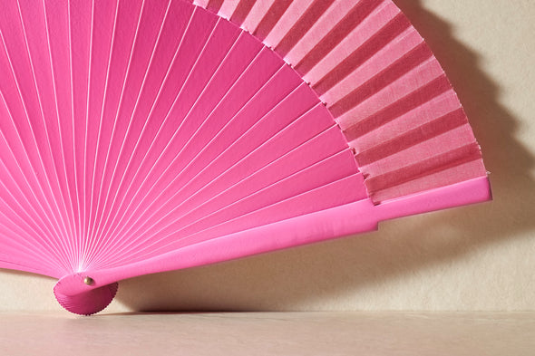 Handfächer Carlotta in der Farbe Pink im Angebot bei Hitzewelle dem Online Fächerstore