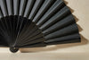 Handfächer Amira in der Farbe Schwarz im Angebot bei Hitzewelle dem Online Fächerstore