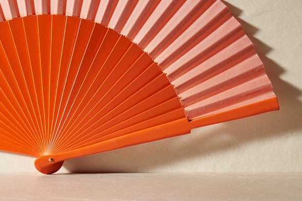 Handfächer Flor in der Farbe Orange im Angebot bei Hitzewelle dem Online Fächerstore