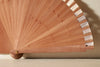 Handfächer Candela in der Farbe Beige im Angebot bei Hitzewelle dem Online Fächerstore