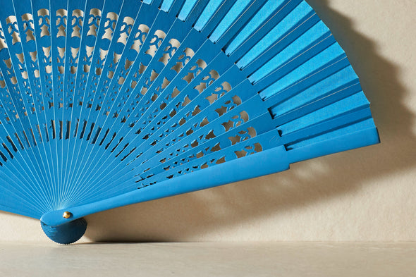 Handfächer Tina in der Farbe Hellblau im Angebot bei Hitzewelle dem Online Fächerstore