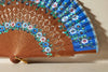 Handfächer Gracia in der Farbe Blau im Angebot bei Hitzewelle dem Online Fächerstore