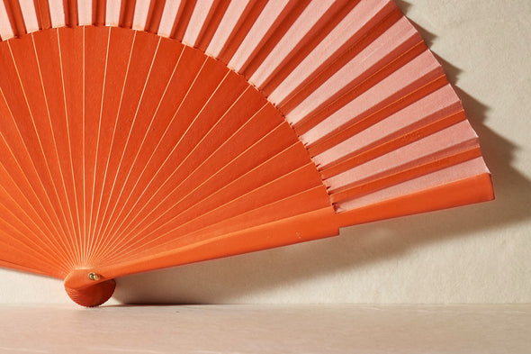 Handfächer Flor in der Farbe Orange im Angebot bei Hitzewelle dem Online Fächerstore