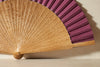 Handfächer Maja in der Farbe Bordeaux im Angebot bei Hitzewelle dem Online Fächerstore