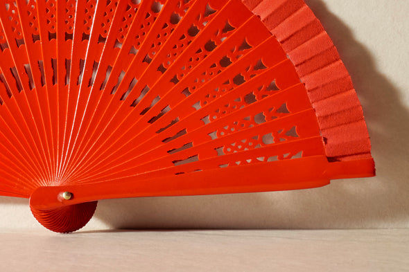 Handfächer Mara in der Farbe Rot im Angebot bei Hitzewelle dem Online Fächerstore