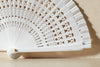 Handfächer Mila in der Farbe Weiß im Angebot bei Hitzewelle dem Online Fächerstore